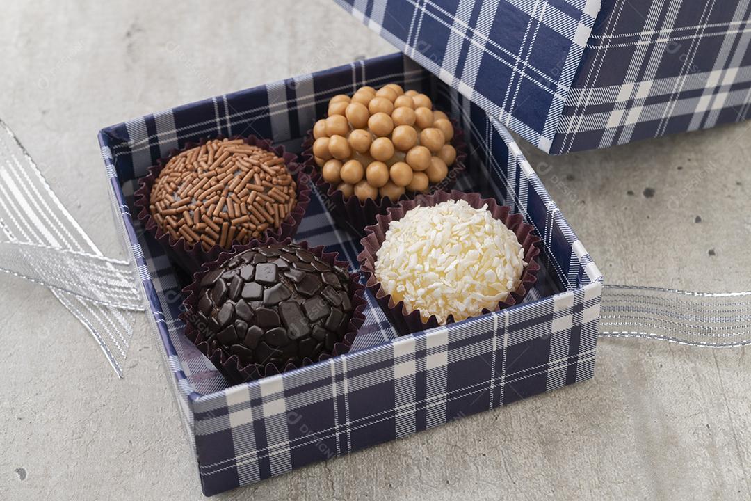 Brigadeiros típicos brasileiros, vários sabores em caixa de presente aberta.