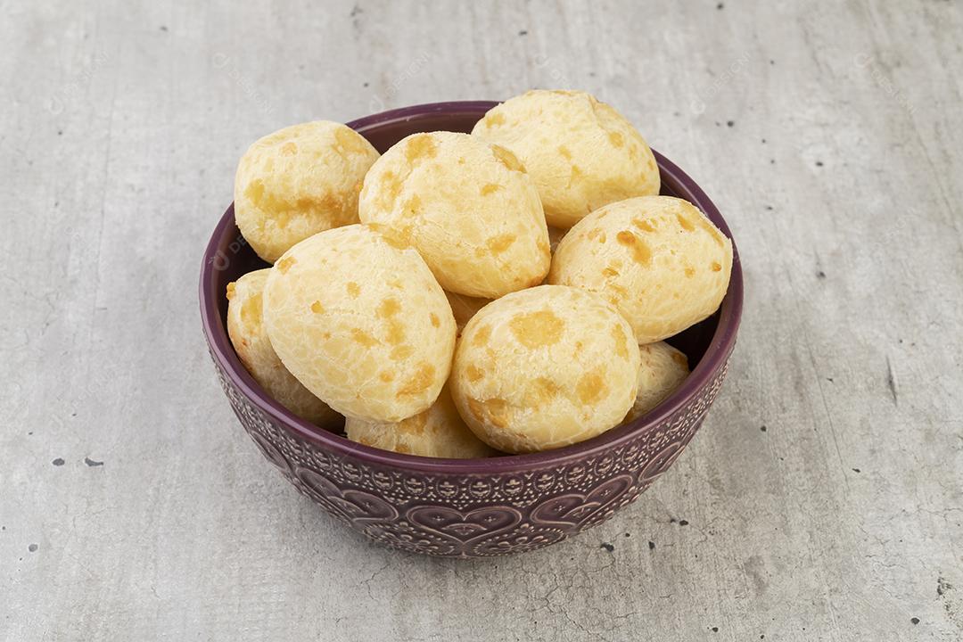 Pão de queijo brasileiro típico em uma tigela.