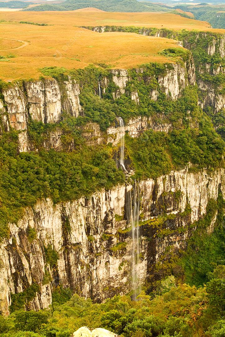 Paisagem montanhas penhasco floresta