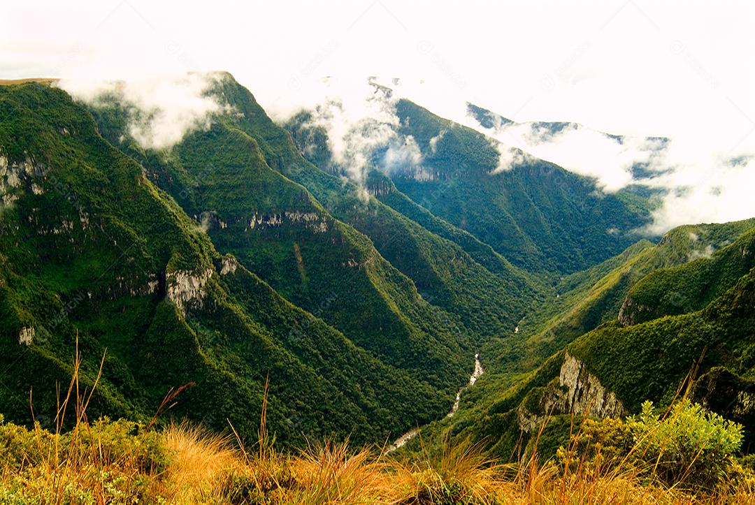 Paisagem montanhas penhasco floresta