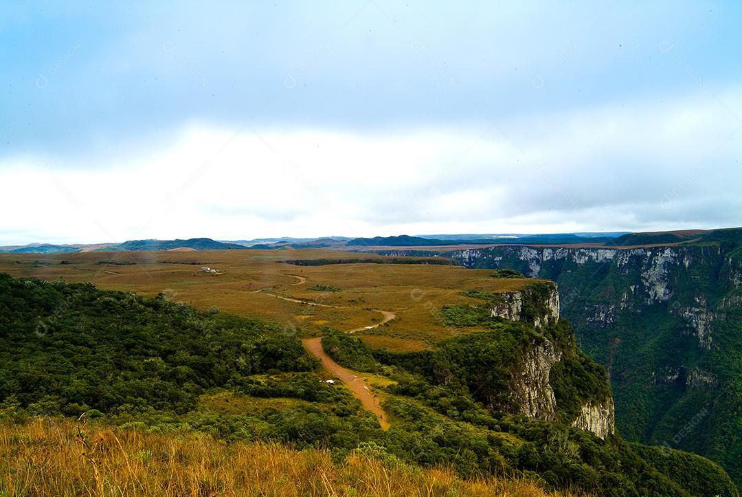 Paisagem montanhas penhasco floresta