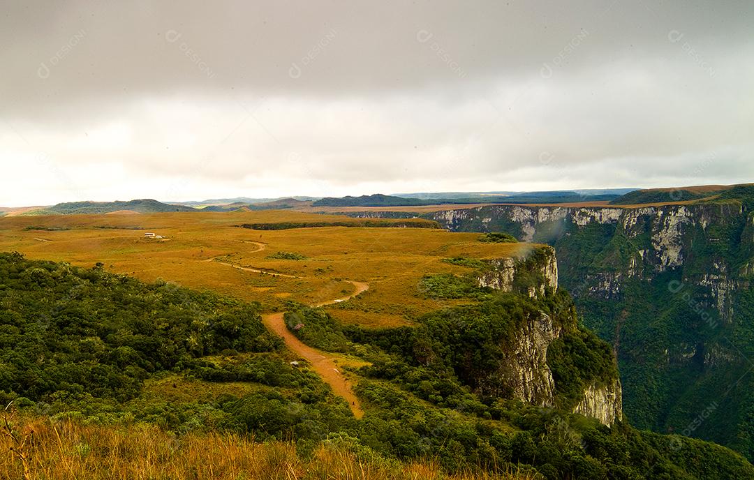 Paisagem montanhas penhasco floresta