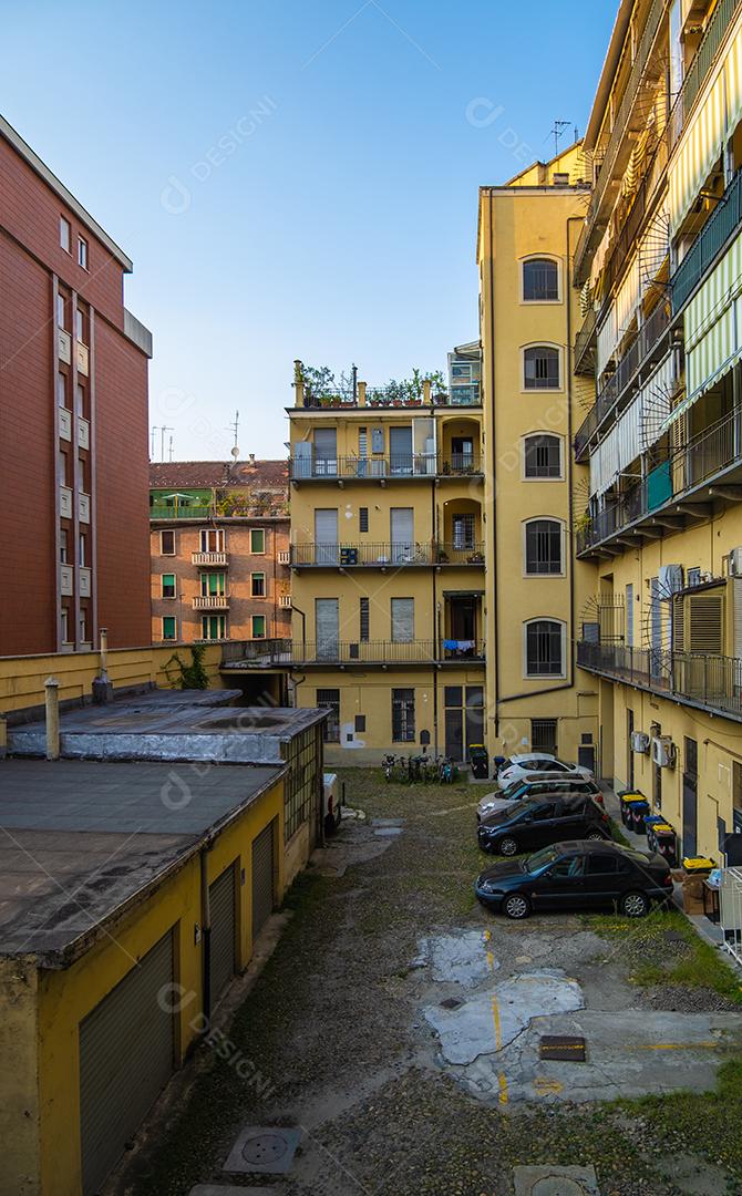 Vista do prédio de apartamentos típico nas ruas de Turim, Itália