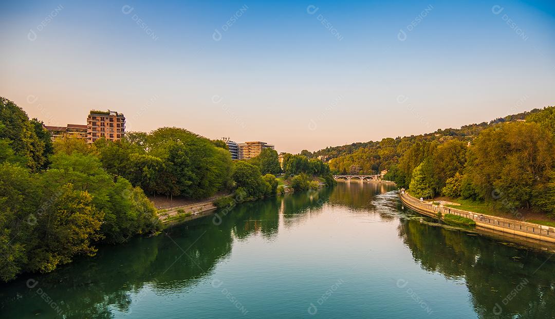 Bela vista por do sol da ponte em arco sobre o rio Po, na cidade de Turim, Itália.