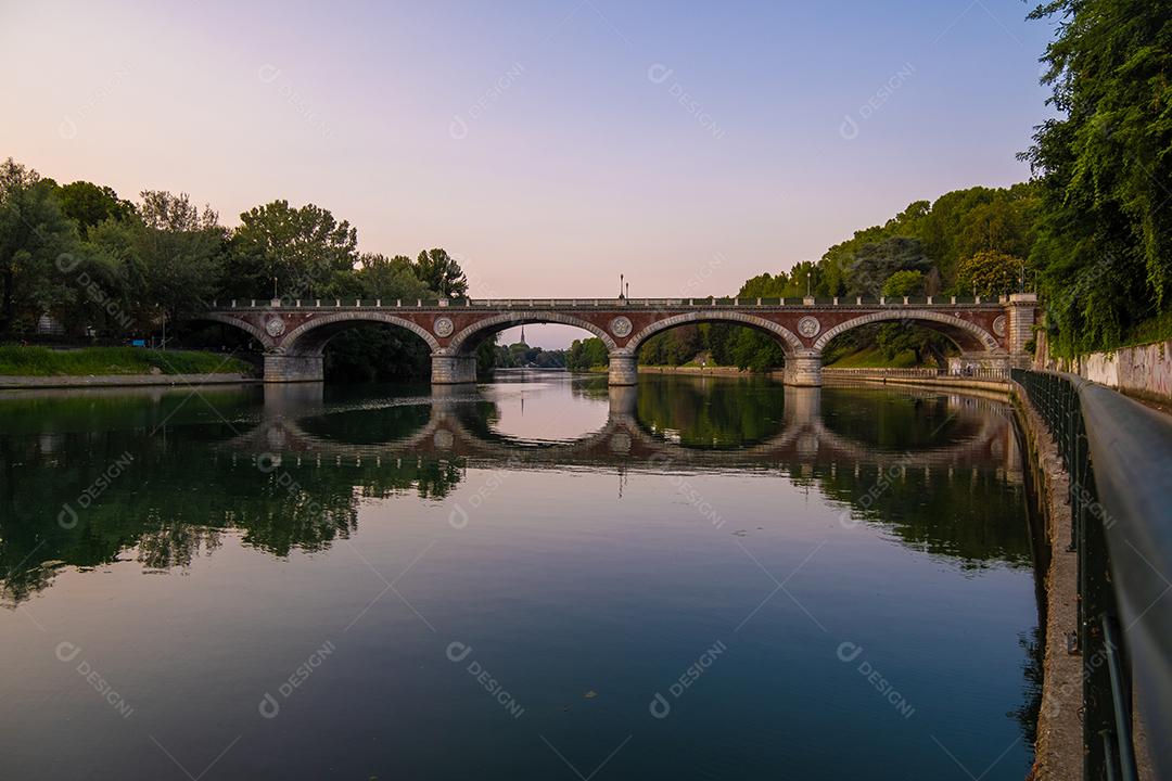 Bela vista por do sol da ponte em arco sobre o rio Po, na cidade de Turim, Itália.