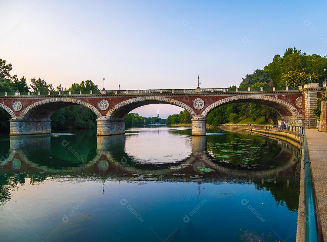 Bela vista por do sol da ponte em arco sobre o rio Po, na cidade de Turim, Itália.