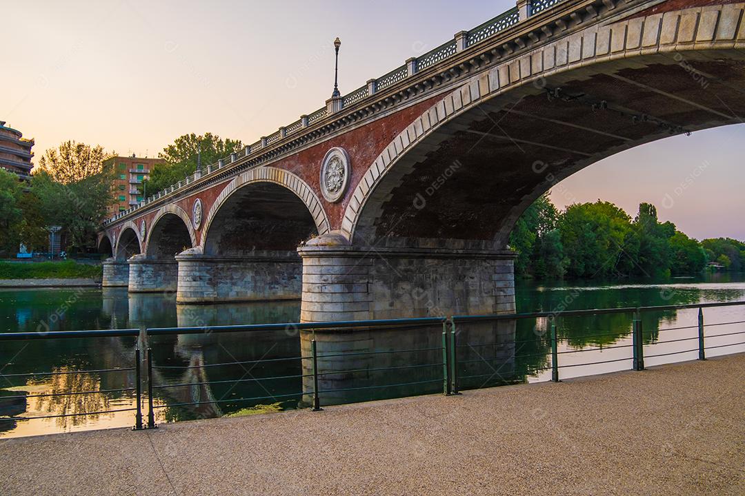 Bela vista por do sol da ponte em arco sobre o rio Po, na cidade de Turim, Itália.