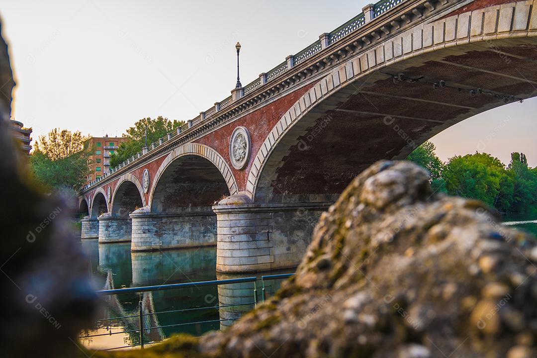 Bela vista por do sol da ponte em arco sobre o rio Po, na cidade de Turim, Itália.