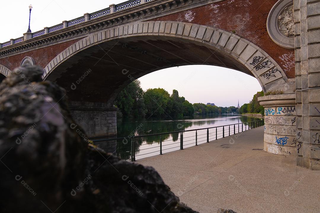 Bela vista por do sol da ponte em arco sobre o rio Po, na cidade de Turim, Itália.
