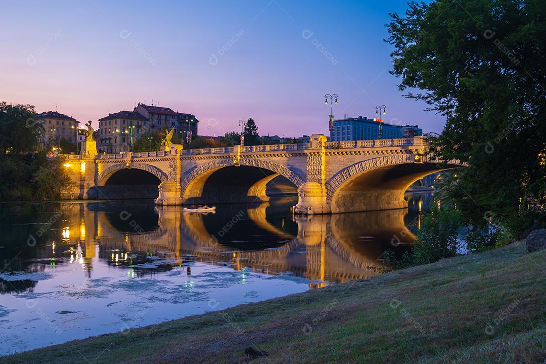 Linda vista noturna da ponte sobre o rio Po, na cidade de Turim, Itália.