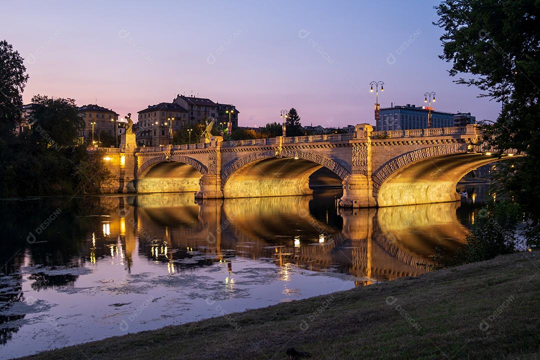 Linda vista noturna da ponte sobre o rio Po, na cidade de Turim, Itália.