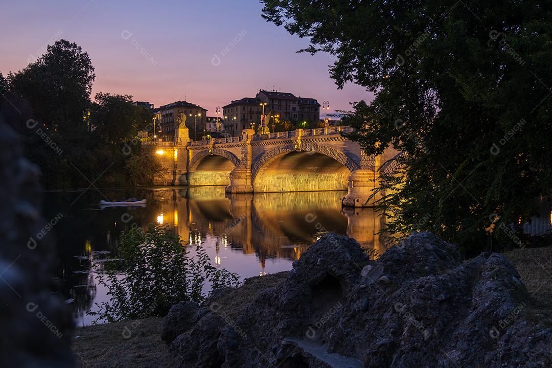 Linda vista noturna da ponte sobre o rio Po, na cidade de Turim, Itália.