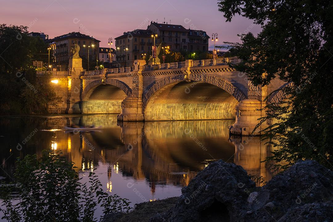 Linda vista noturna da ponte sobre o rio Po, na cidade de Turim, Itália.