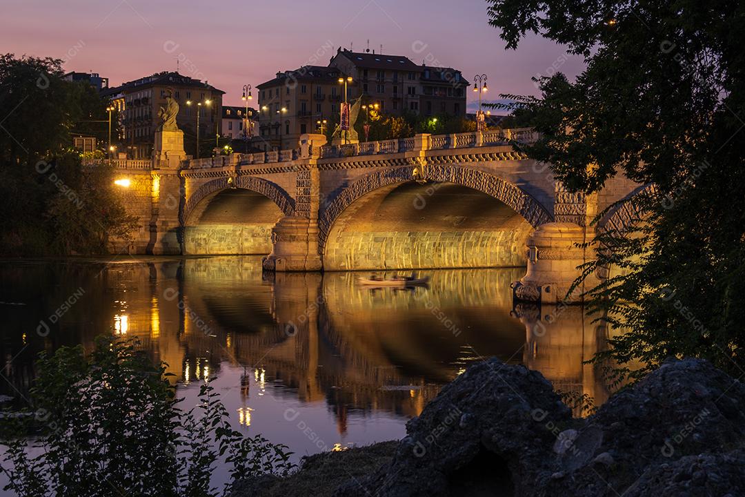 Linda vista noturna da ponte sobre o rio Po, na cidade de Turim, Itália.