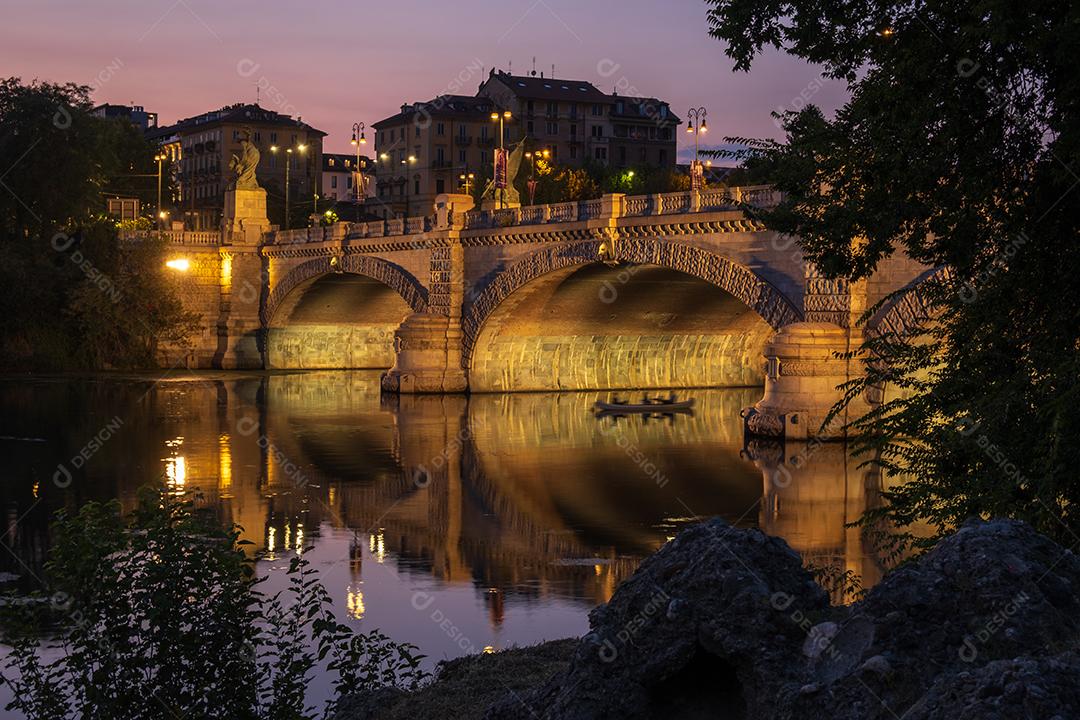 Linda vista noturna da ponte sobre o rio Po, na cidade de Turim, Itália.