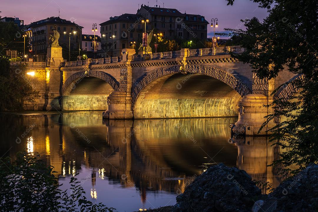 Linda vista noturna da ponte sobre o rio Po, na cidade de Turim, Itália.