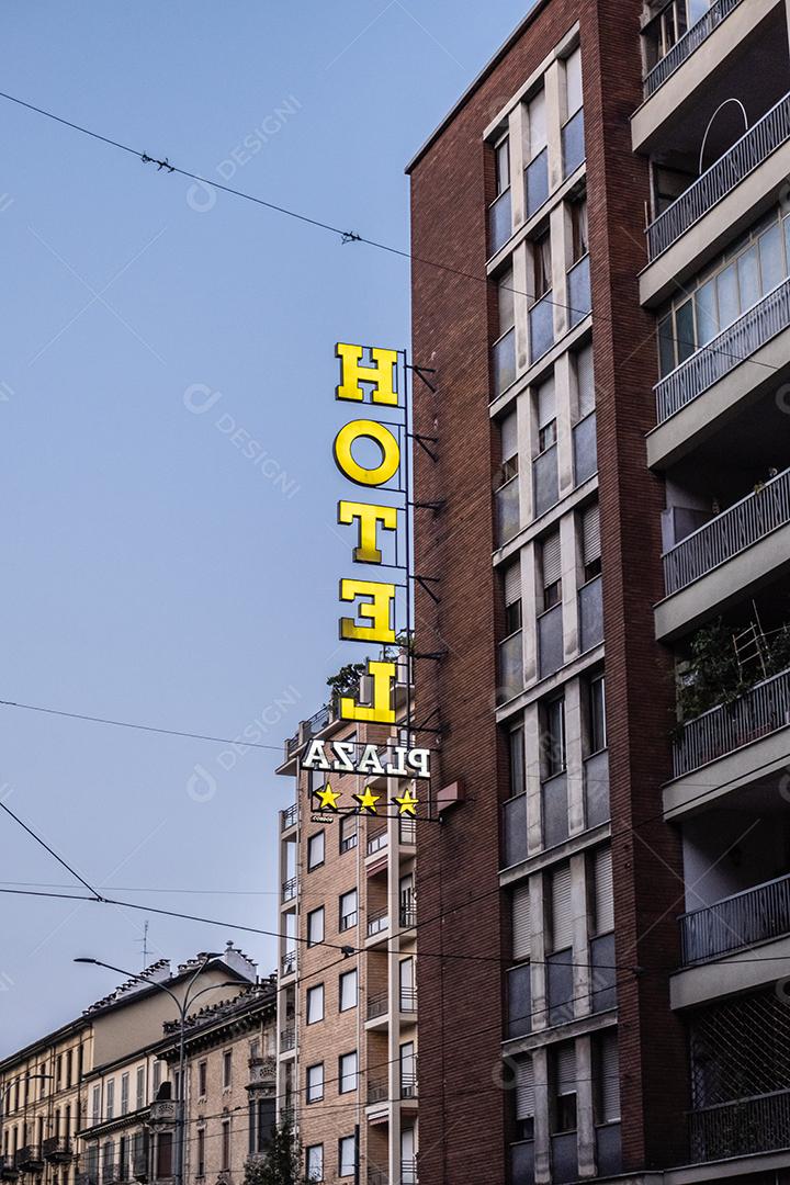 Vista de sinal de hotel tradicional nas ruas de Turim.