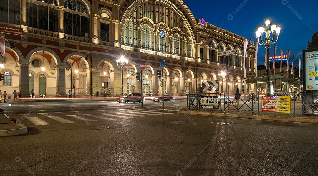 Foto noturna de longa exposição da estação ferroviária de Torino Porta Nuova.