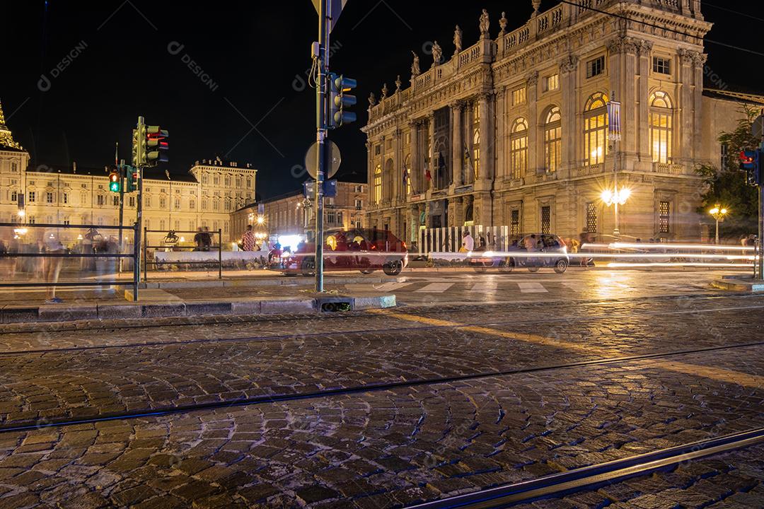 TURIM, ITÁLIA - 21 de agosto de 2021 Foto de longa exposição da bela cidade de Turim à noite.