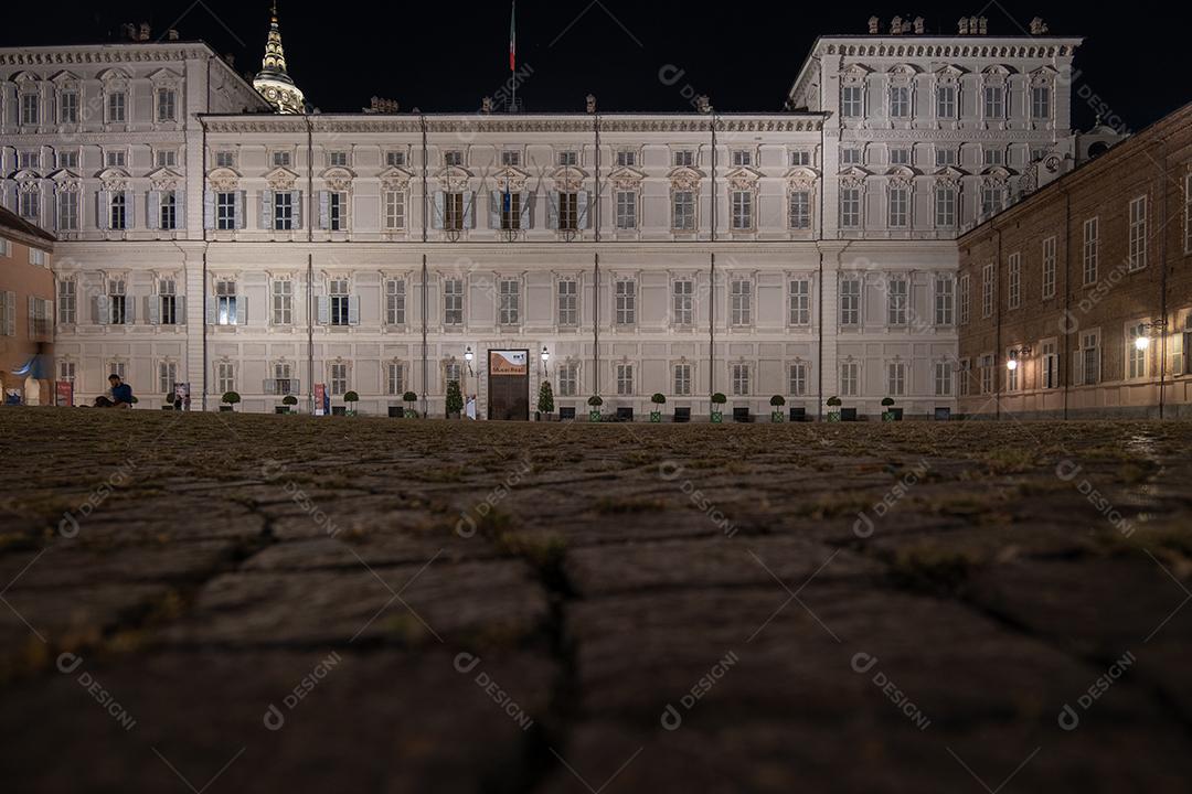 TURIM, ITÁLIA - 21 de agosto de 2021 Foto de longa exposição da bela cidade velha de Turim à noite.