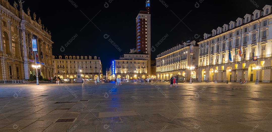 TURIM, ITÁLIA - 21 de agosto de 2021 Foto de longa exposição da bela cidade de Turim à noite.