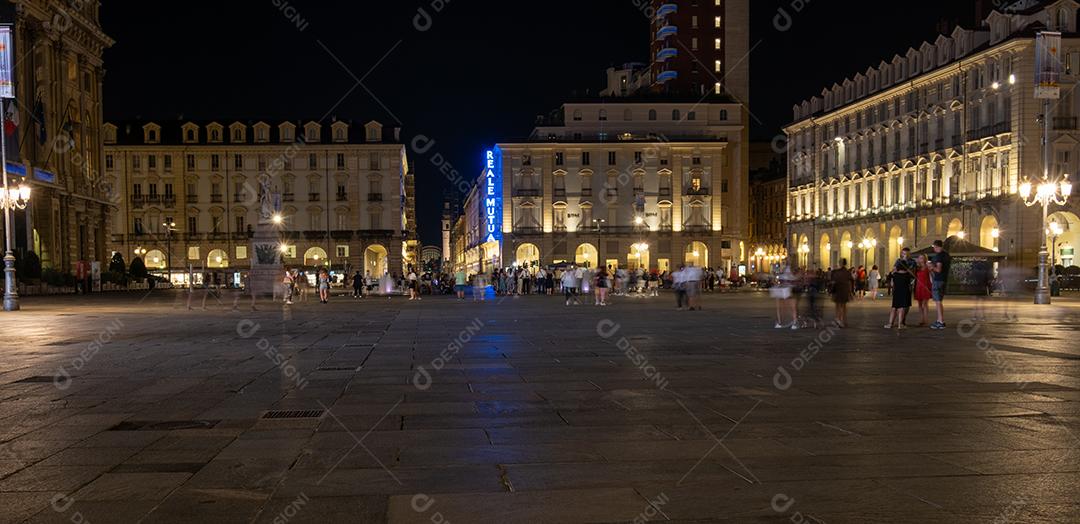 TURIM, ITÁLIA - 21 de agosto de 2021 Foto de longa exposição da bela cidade de Turim à noite.