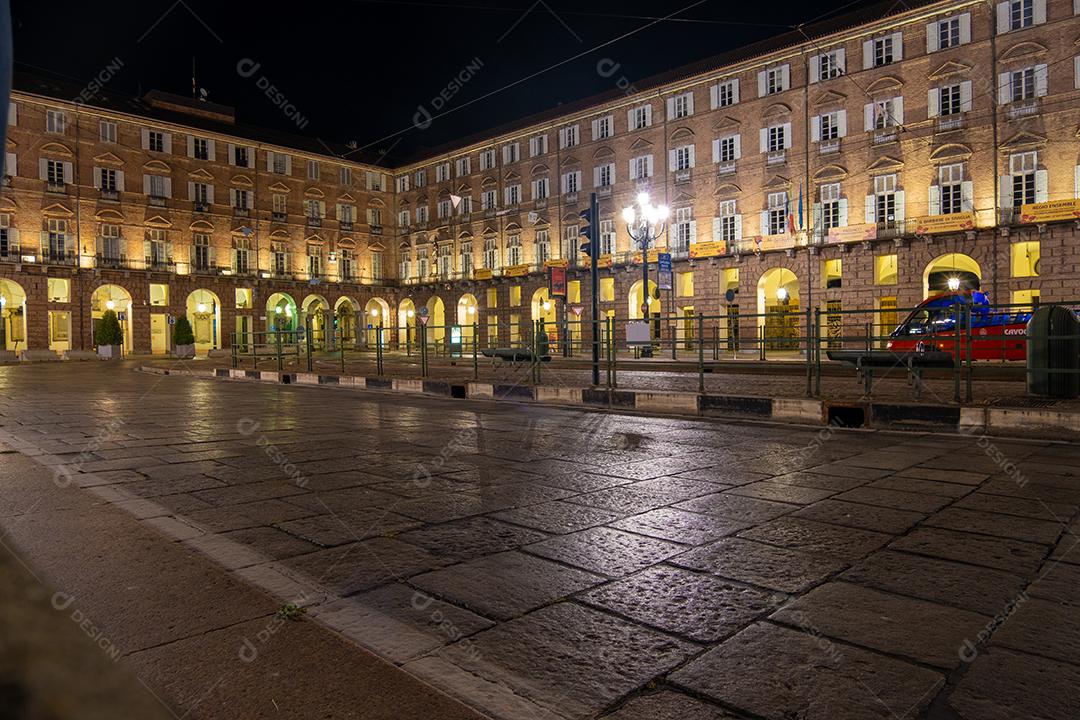 TURIM, ITÁLIA - 21 de agosto de 2021 Foto de longa exposição da bela cidade de Turim à noite.
