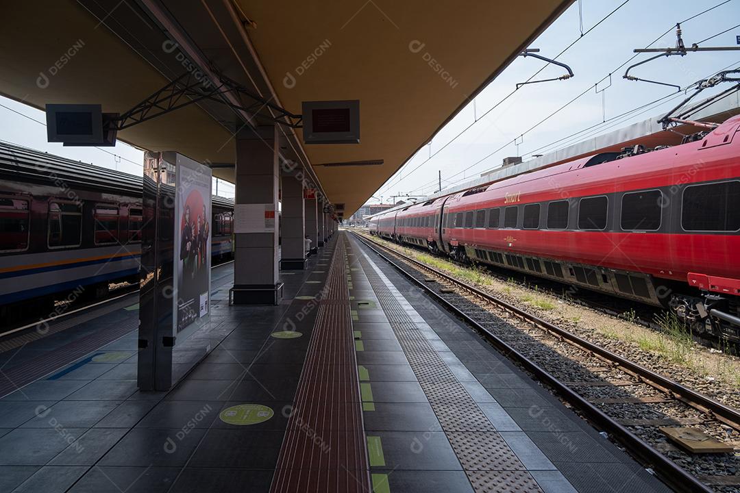 TURIM, ITÁLIA - 22 de agosto de 2021: Vista das plataformas da famosa estação de trem Porta Nuova.
