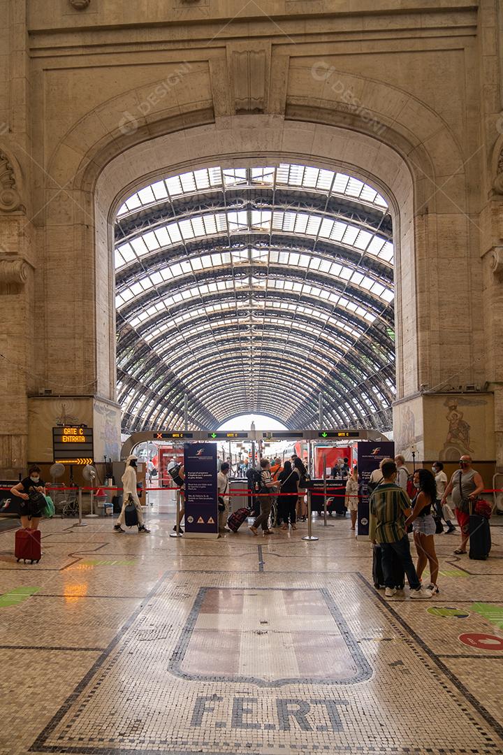 MILÃO, ITÁLIA - 22 de agosto de 2021: Vista interior da famosa estação de trem Milano Centrale..