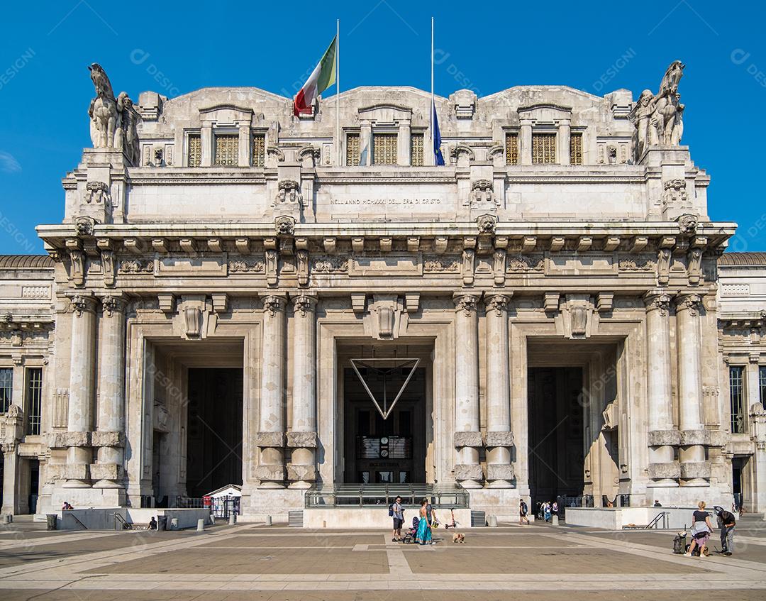 MILÃO, ITÁLIA - 22 de agosto de 2021: Vista exterior da famosa estação ferroviária Milano Centrale.