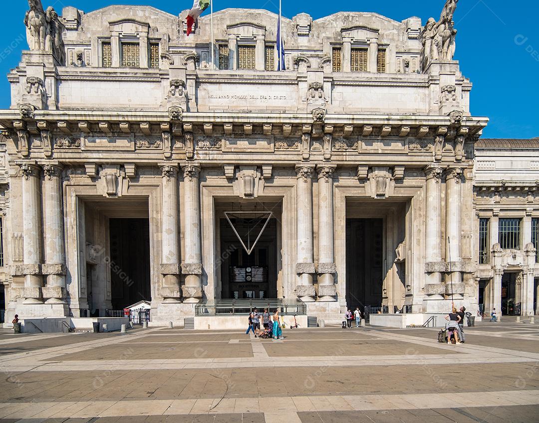 MILÃO, ITÁLIA - 22 de agosto de 2021: Vista exterior da famosa estação ferroviária Milano Centrale.