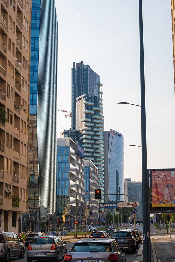 MILÃO, ITÁLIA - 22 de agosto de 2021: Visão vertical de edifícios modernos no centro da cidade de Milão.