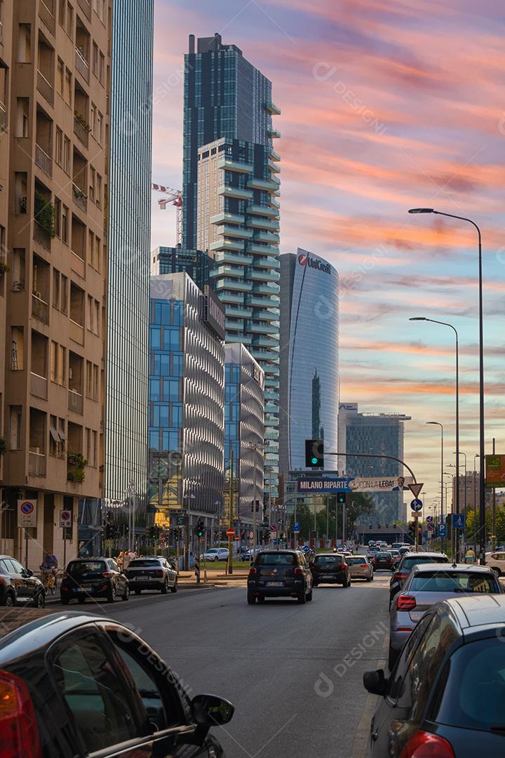 MILÃO, ITÁLIA - 22 de agosto de 2021: Visão vertical de edifícios modernos no centro da cidade de Milão.