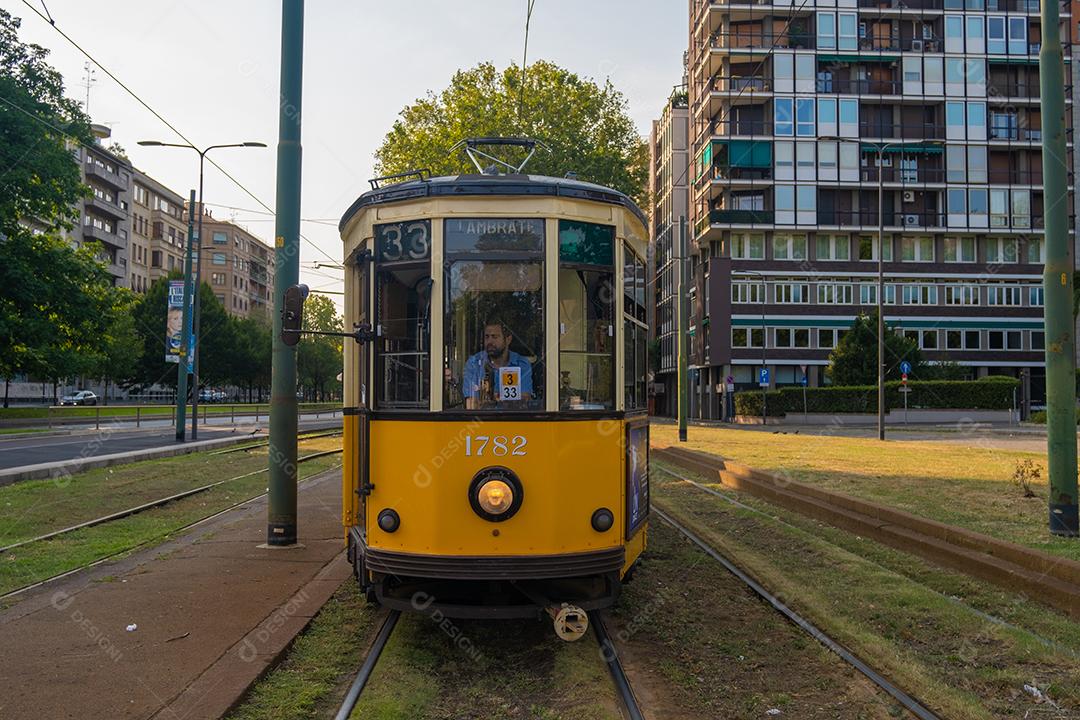 MILÃO, ITÁLIA - 22 de agosto de 2021: Vista do famoso bonde nas ruas de Milão, Itália.