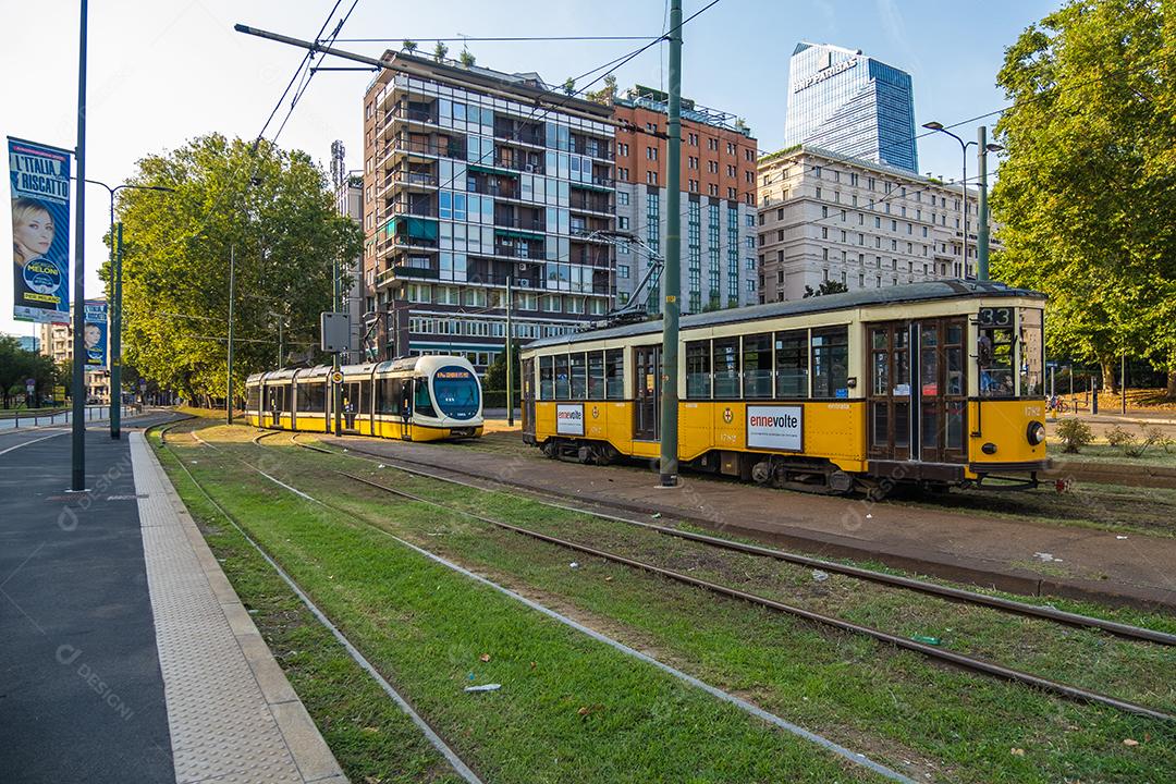 MILÃO, ITÁLIA - 22 de agosto de 2021: Vista do famoso bonde nas ruas de Milão, Itália.