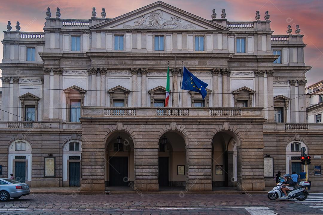 MILÃO, ITÁLIA - 22 de agosto de 2021: Teatro alla Scala, é uma casa de ópera de renome mundial em Milão, Itália.