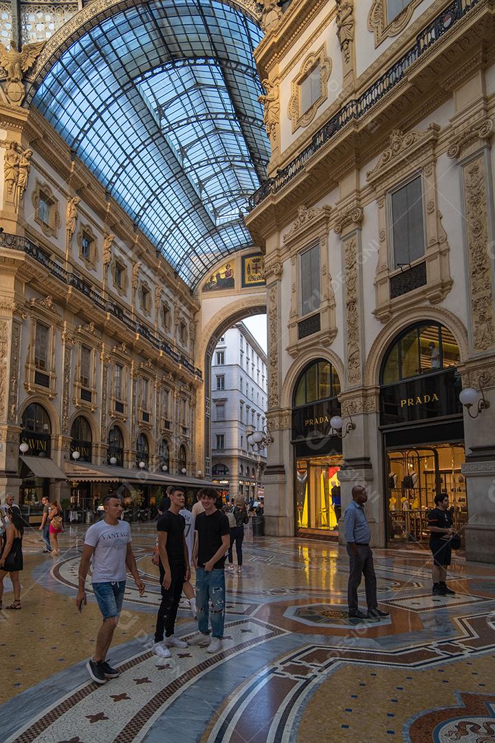 MILÃO, ITÁLIA - 22 de agosto de 2021: Vista de dentro da Galeria Vittorio Emanuele II em Milão.