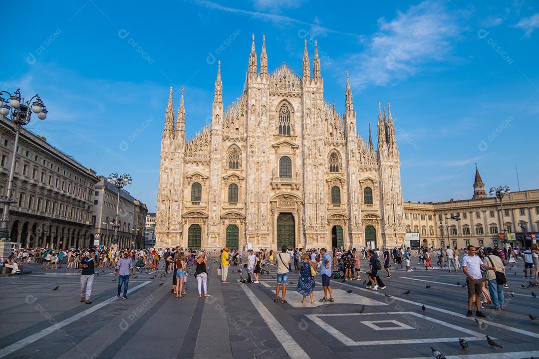 MILÃO, ITÁLIA - 22 de agosto de 2021: Vista do famoso Duomo em Milão, Itália