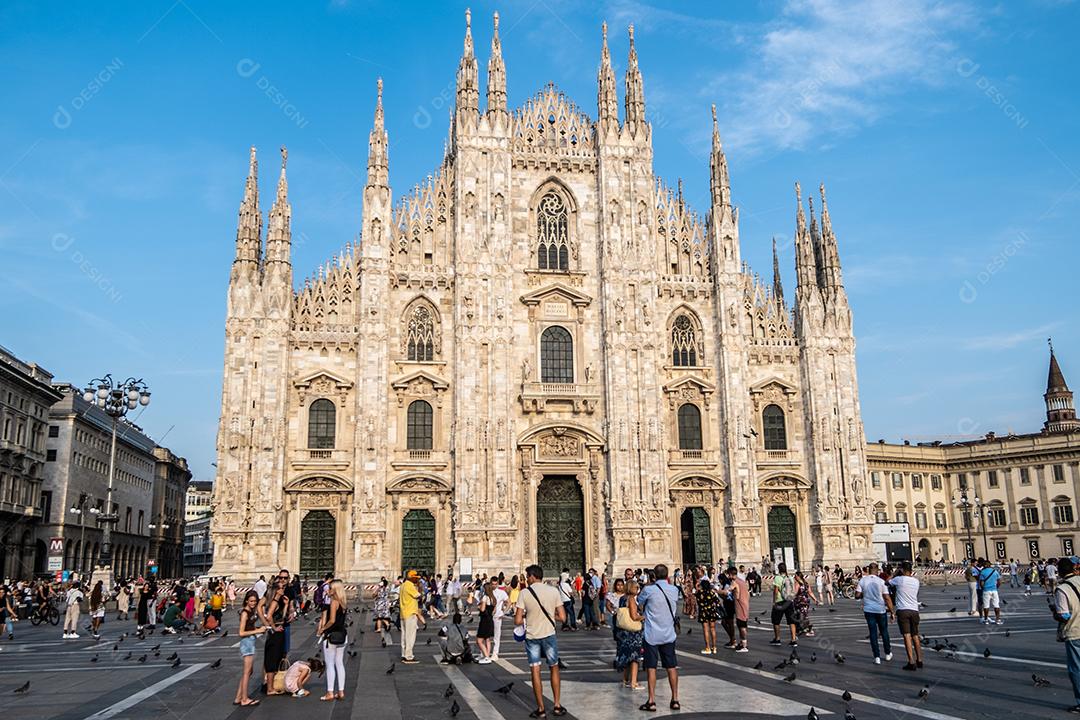 MILÃO, ITÁLIA - 22 de agosto de 2021: Vista do famoso Duomo em Milão, Itália