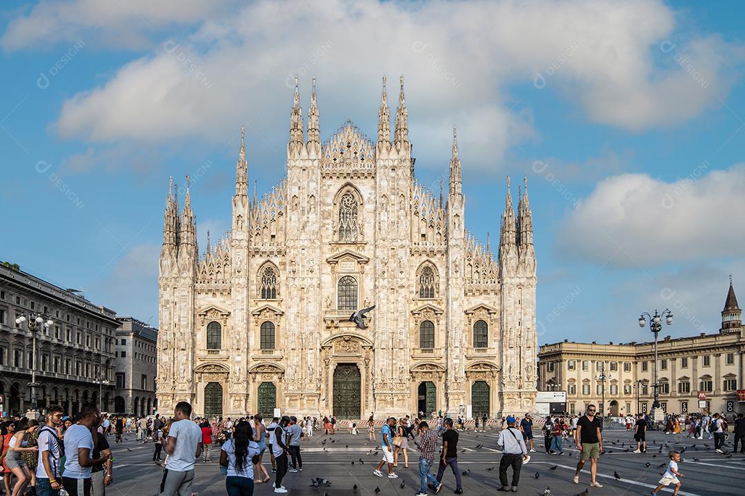 MILÃO, ITÁLIA - 22 de agosto de 2021: Vista do famoso Duomo em Milão, Itália