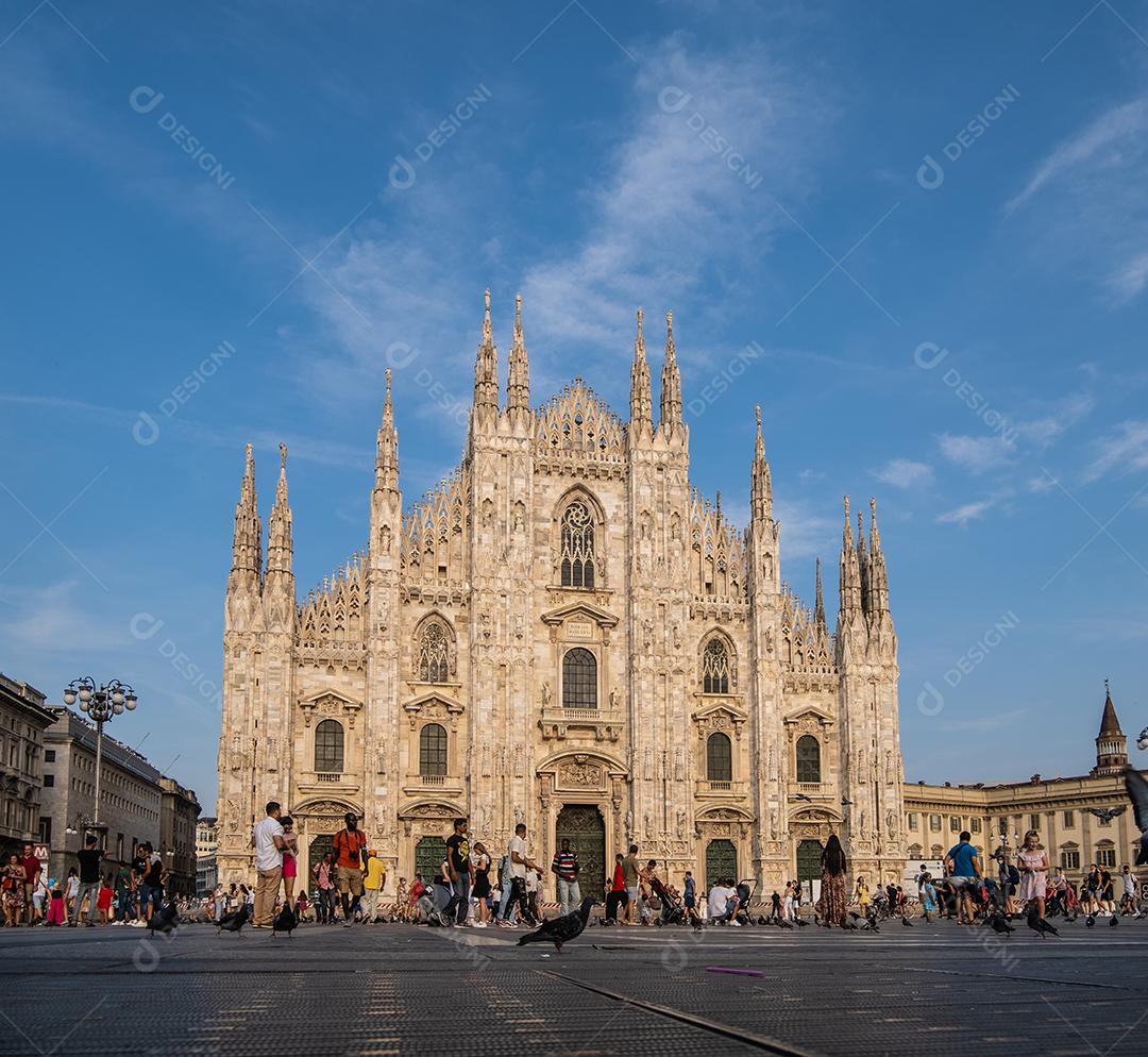 MILÃO, ITÁLIA - 22 de agosto de 2021: Vista do famoso Duomo em Milão, Itália