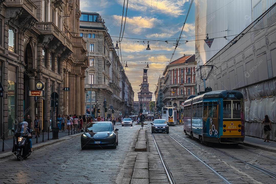 MILÃO, ITÁLIA - 22 de agosto de 2021: Vista do famoso bonde nas ruas Milão, Itália