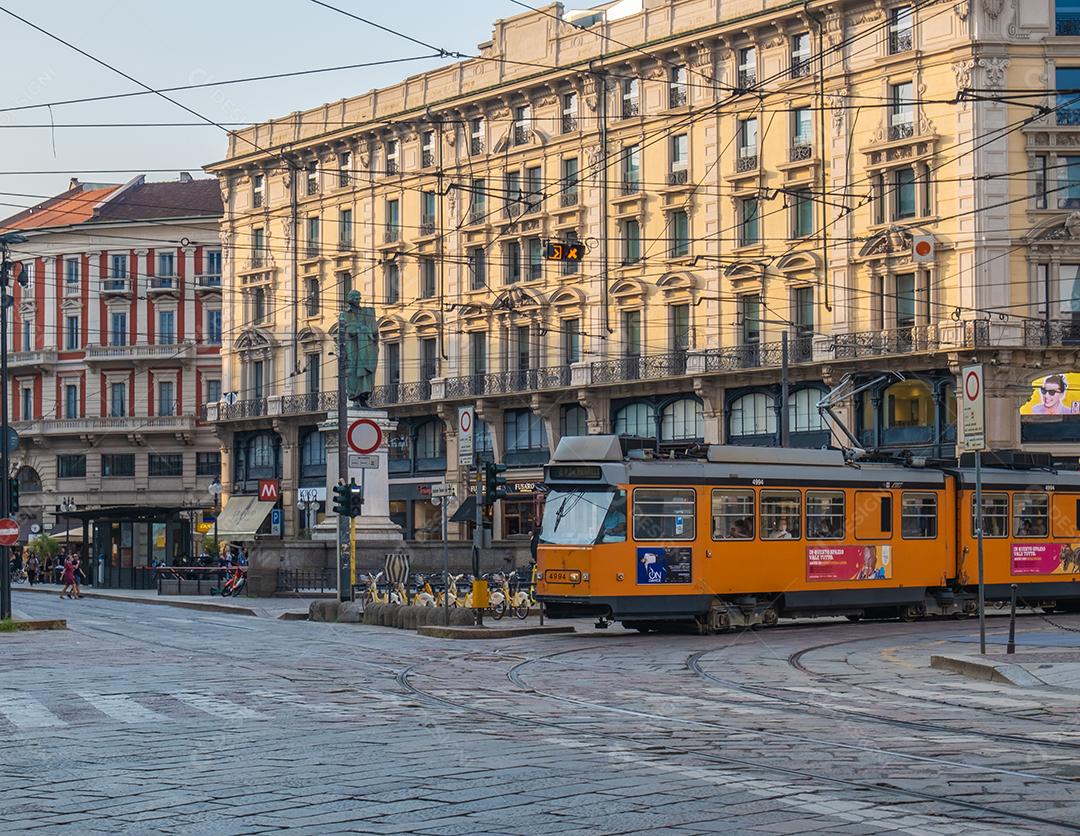 MILÃO, ITÁLIA - 22 de agosto de 2021: Vista do famoso bonde nas ruas Milão, Itália