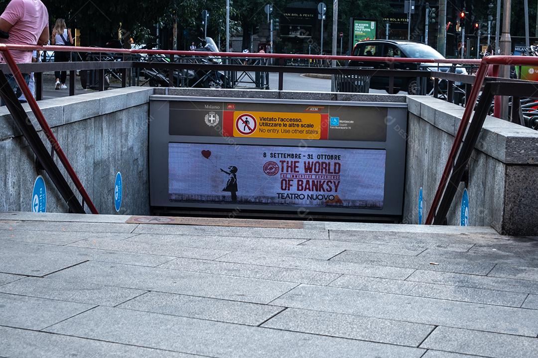 MILÃO, ITÁLIA - 22 de agosto de 2021: Vista da entrada do metrô com placa de publicidade em Milão, Itália.