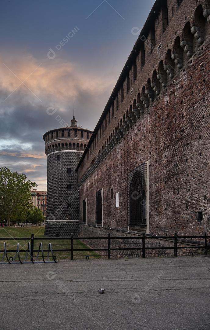 Parede exterior do Castelo Sforza (Castello Sforzesco) e uma torre de canto em um dia nublado