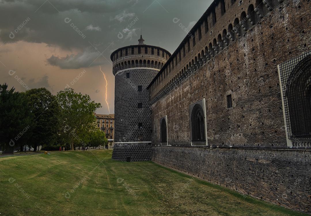 Parede exterior do Castelo Sforza (Castello Sforzesco) e uma torre de canto em um dia tempestuoso