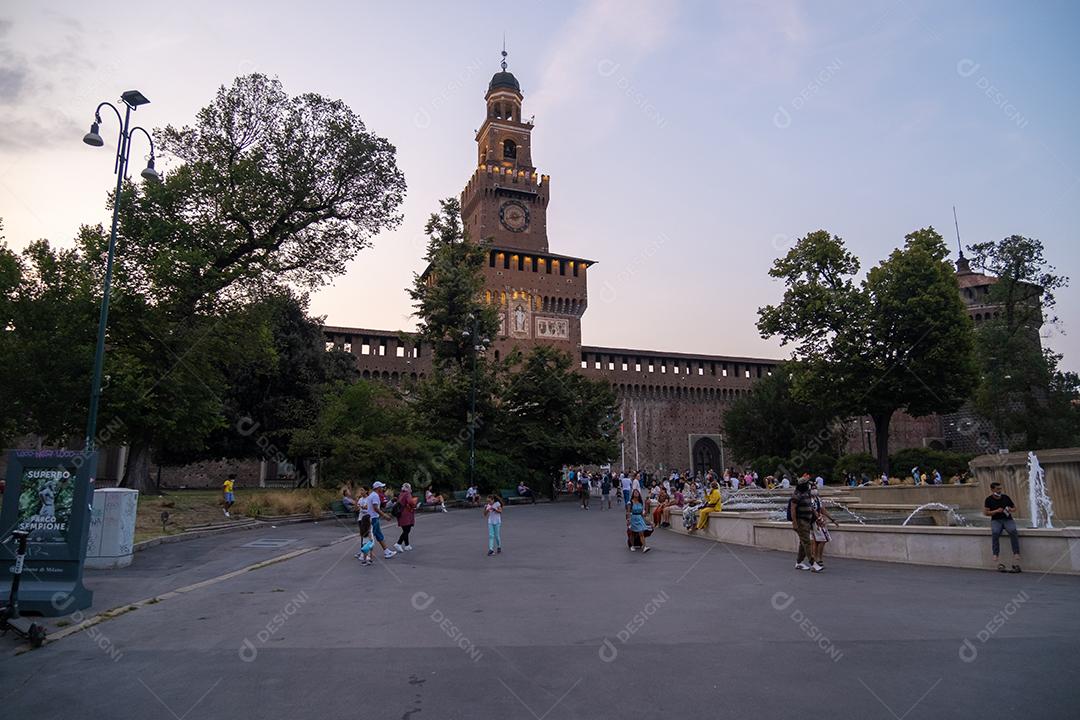MILÃO, ITÁLIA - 22 de agosto de 2021: Vista do Castelo Sforza (Castello Sforzesco) à tarde.