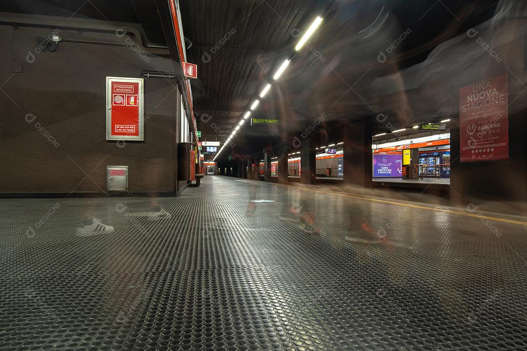 TURIM, ITÁLIA - 22 de agosto de 2021: Foto de longa exposição da estação de metrô em Turim.