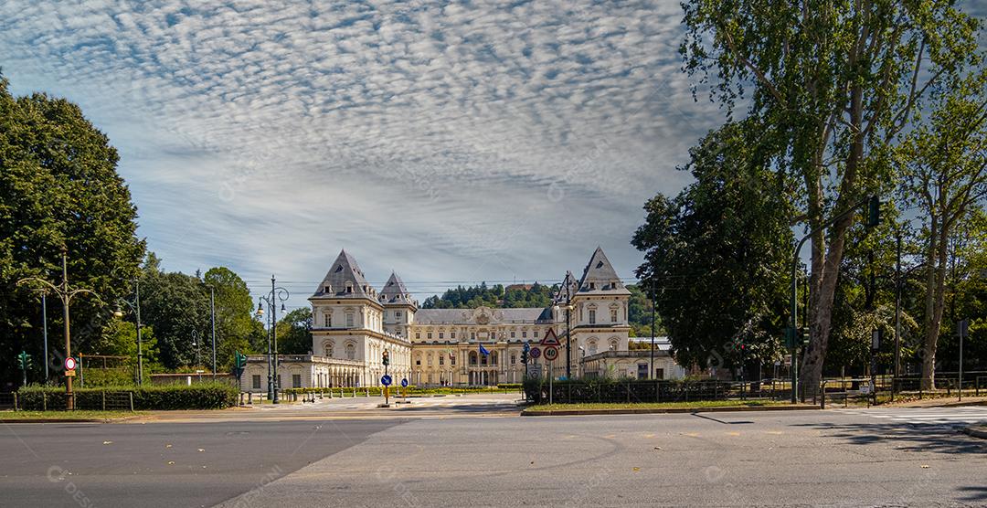 Palácio Valentino - antiga residência da Casa Real de Savoy, atualmente é a sede da Faculdade de Arquitetura da Universidade Politécnica em Turim, Itália