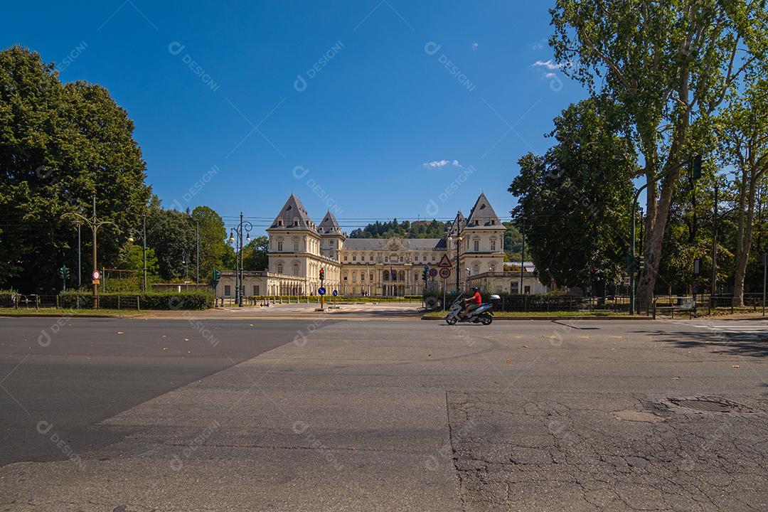 Palácio Valentino - antiga residência da Casa Real de Savoy, atualmente é a sede da Faculdade de Arquitetura da Universidade Politécnica em Turim, Itália